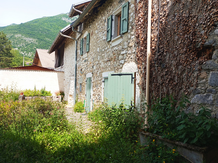 billieme maison de catractere avec terrain dependances