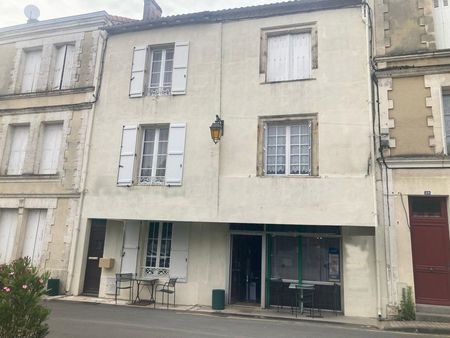 immeuble dans un village   près d'angoulême