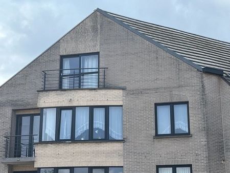 zeer ruim duplexappartement met 3 slaapkamers en 2 ondergrondse autostaanplaatsen