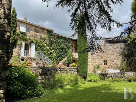 un ancien corps de ferme en pierre du 18e s   ses dépendances et son jardin aux abords...