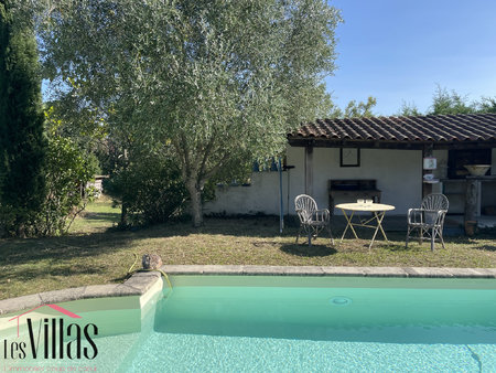 maison de plain-pied avec piscine dans un hameau paisible