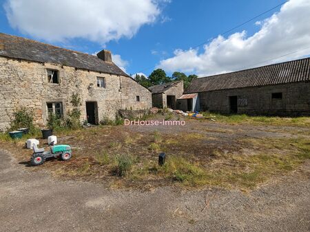 en campagne d'edern  maison en pierres à rénover totalement sur 800m2