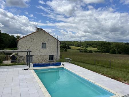 jolie maison en pierre située dans un endroit tranquille