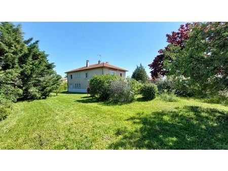 villa sur magnifique terrain de 2320 m2