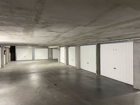 garage/box  5’ à pieds de la gare euralille  16m²