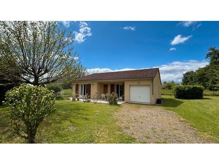 maison avec garage et jardin sur une parcelle de 1 522 m²