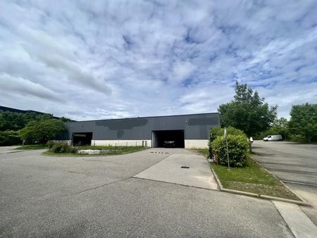 local industriel 1 800 m²