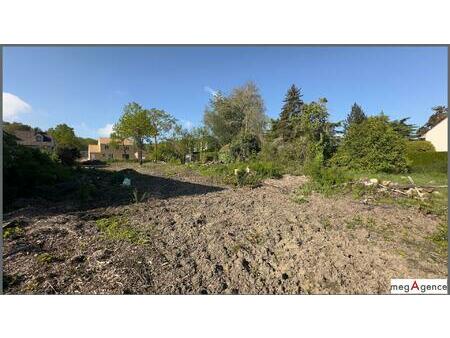 terrain constructible d'environ 926 m2