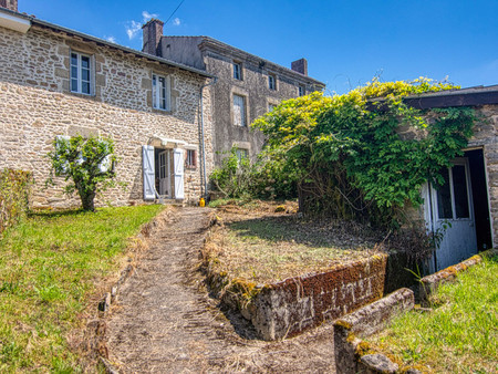 maison de caractère de trois chambres avec jardin attenant à distance de marche du village