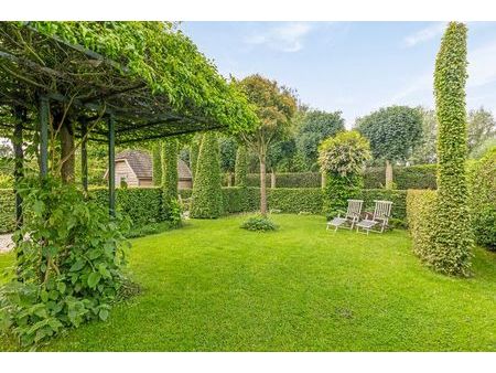 villa exceptionnellement spacieuse avec jardin ensoleillé à