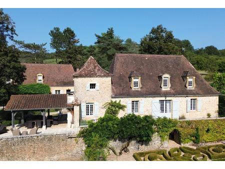 maison de campagne en pierre entouré de 9 hectares de terrain