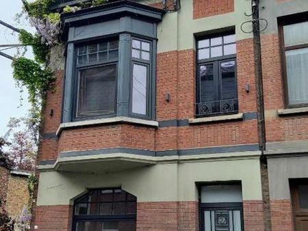 maison d'habitation avec jardin à parachever