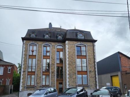 appartement au deuxième étage et sis à droite de l'immeuble