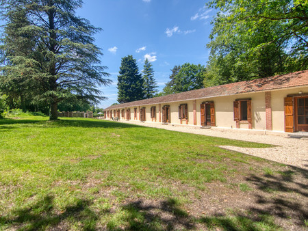 maison principale divisée en trois parties entourées de jardins