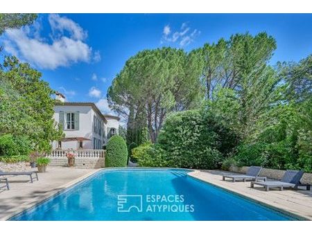 prestigieuse villa avec son jardin verdoyant et sa piscine