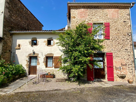 belle propriété de hameau  proche de rochechouart beau jardin et garage/dépendance