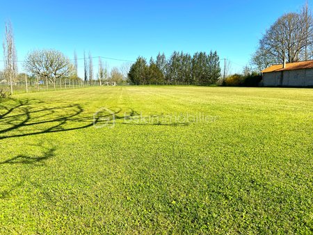 terrain de 2 045 m² à coutras