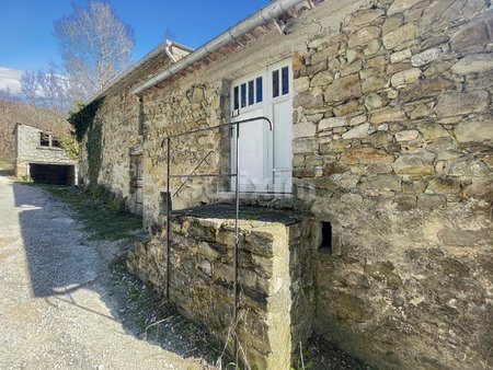 grande ferme en pierre avec dépendances