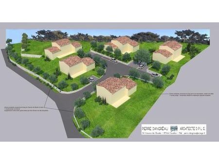 terrain constructible 722m² en colline