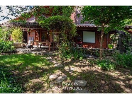 charmante maison en bois au milieu d'un beau jardin d'agrément à vals les bains