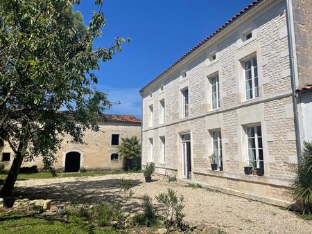 maison de charme en pierre  rénovée dans un environnement calme à proximité de rouillac