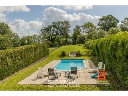 maison de village avec piscine dans un écrin de verdure