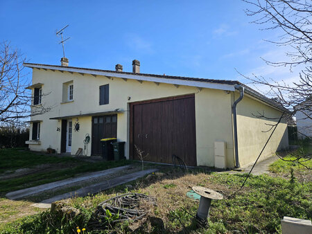 maison individuelle avec terrasse et garage sur un terrain d