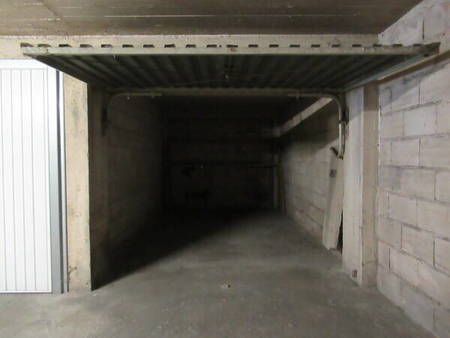 garage fermé en sous-sol environ 12 m2 quartier orangerie
