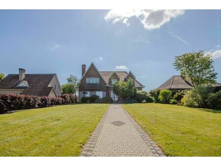 landelijke villa met een bewoonbare opp van 420 m² op een schitterende locatie !
