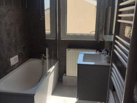 grand studio de 31m2 meublé et équipé disponible immédiatement bgc ctre 425 euros ttc/mois