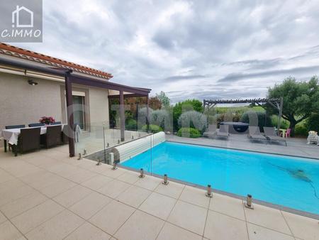belle villa de plain-pied t6 de 182 m² sur terrain de 1 866 m² avec piscine.