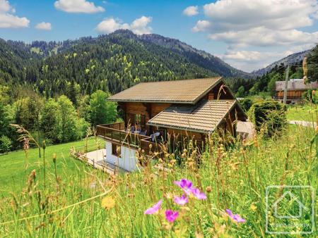 un grand chalet indépendant de 5 chambres avec garage double et terrain de 4385 m2