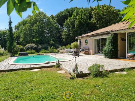 villa atypique avec piscine sur très beau terrain 'bio'  avec vue dégagée !