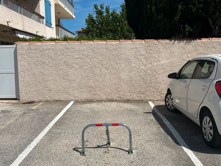 place de parking exceptionnelle dans le centre de six fours