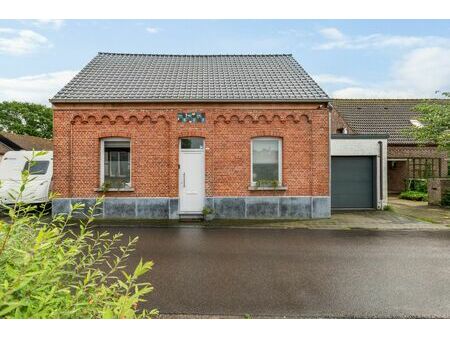 mooi gelegen woning op hoekperceel met 3 slpk.  garage en tuin