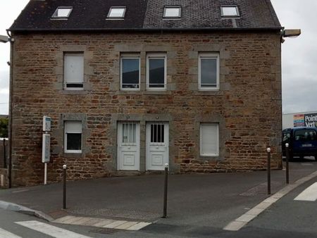 grande maison en pierre divisée en 2 logements