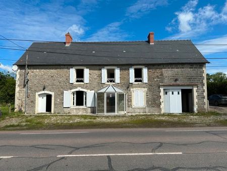 maison indépendante formant cour avec dépendances et de terrain de 33 959 m2