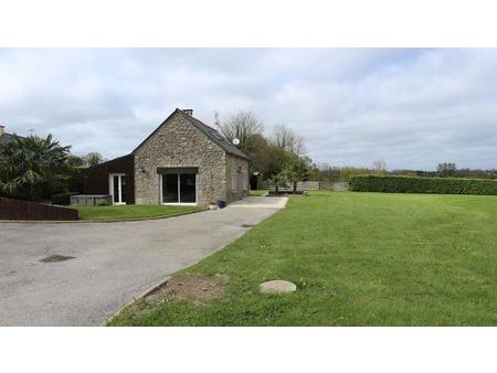 bel ensemble de 3 maisons en pierres en campagne proche de rostrenen