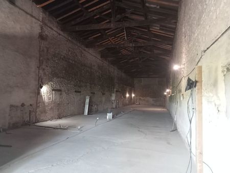 hangar entrepôt 300 m2