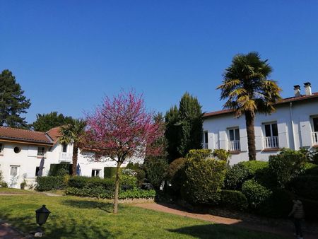 maison mitoyenne dans le parc d’un chateau