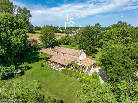 maison avec piscine dans un endroit paisible  castillonnes