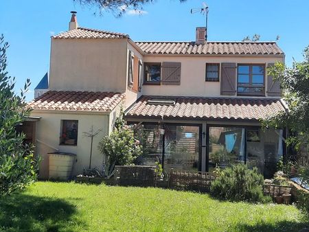 jolie maison à étage avec jardin