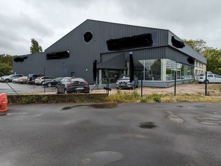 local commercial 1800 m2 couverts chateauroux zone coubertin buxerioux belle visibilite po