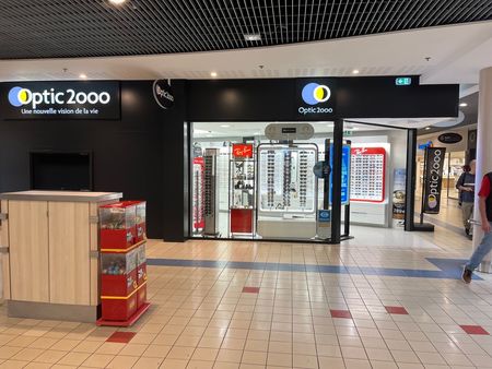 local commercial environ 100m² - centre commercial carrefour - saint martin des champs