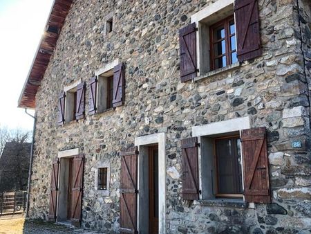 beau corps de ferme avec pierres apparentes