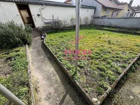 vaste maison de cité avec terrain proche écoles et centre-ville