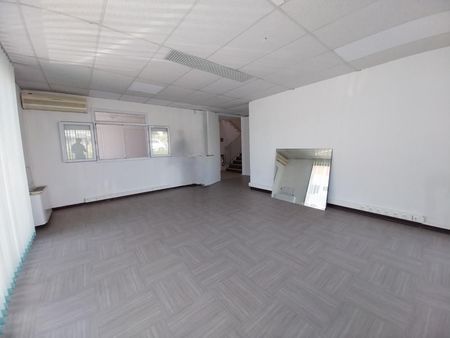 bureau 104 m²