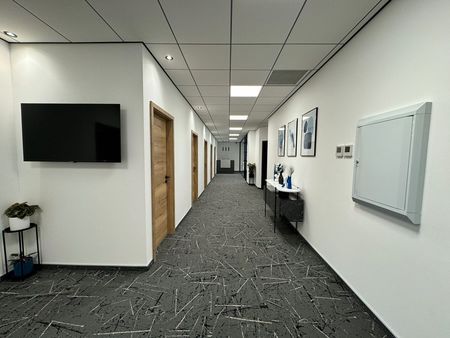 bureaux modernes + salle de réunion + parking