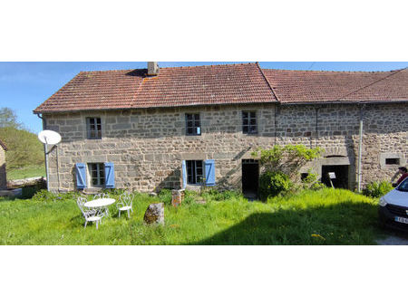 maison de type fermette dans un petit hameau