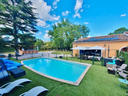 villa mitoyenne de 200m² entièrement meublée et équipée sur terrain de 1400m² avec piscine